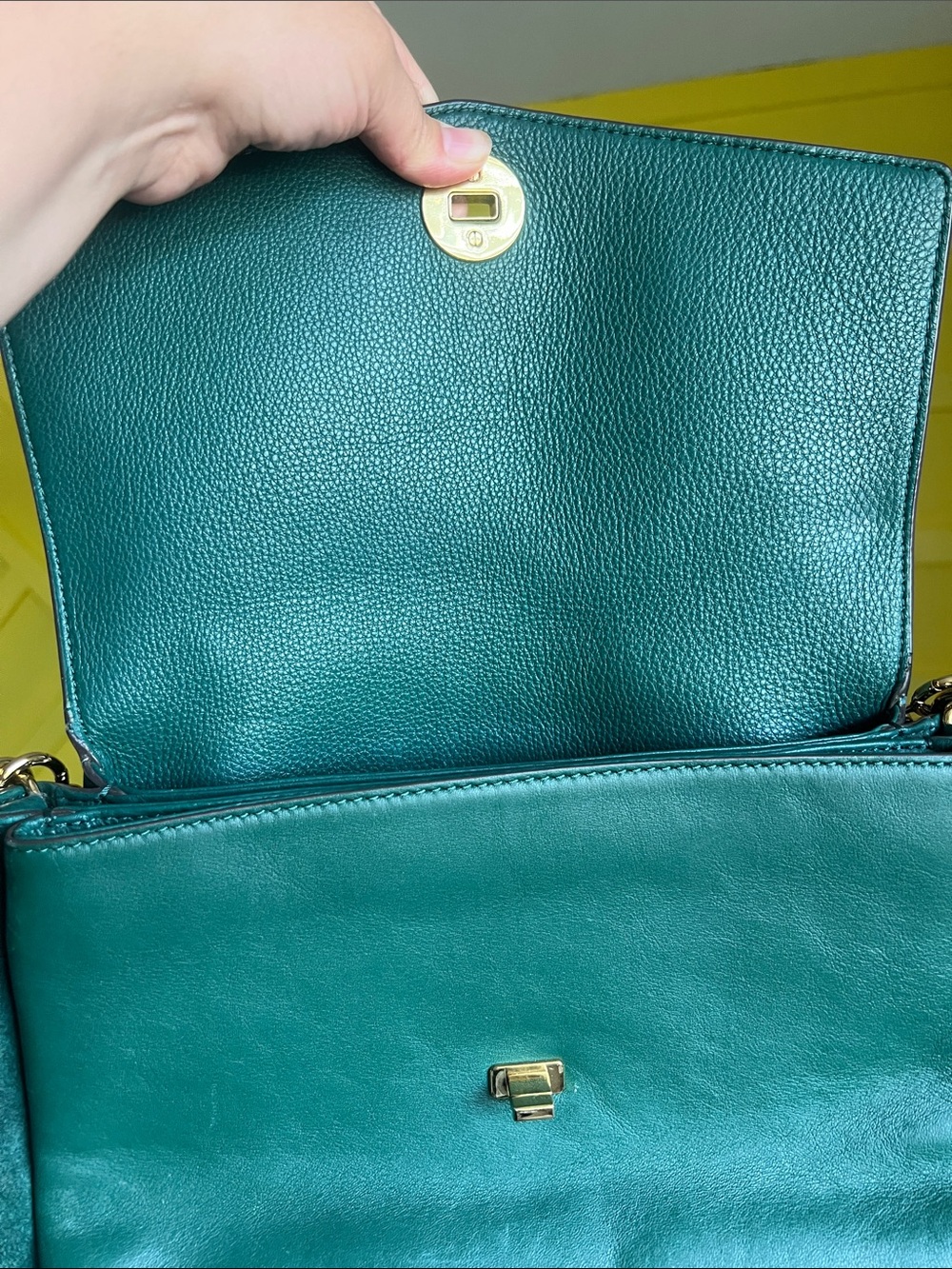 Authentic Tory Burch Emerald Green Leather Flap Crossbody with Gold Logo - Picture 7 of 10